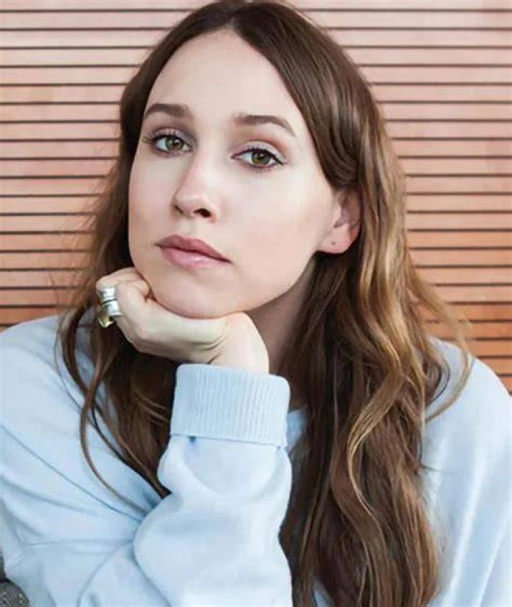 9 Hot Sexy Sarah Sutherland Bikini Pics