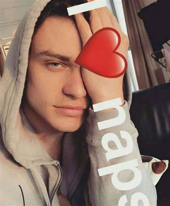 (99+) thomas doherty Tumblr Dove cameron, Thomas doherty, Dove and