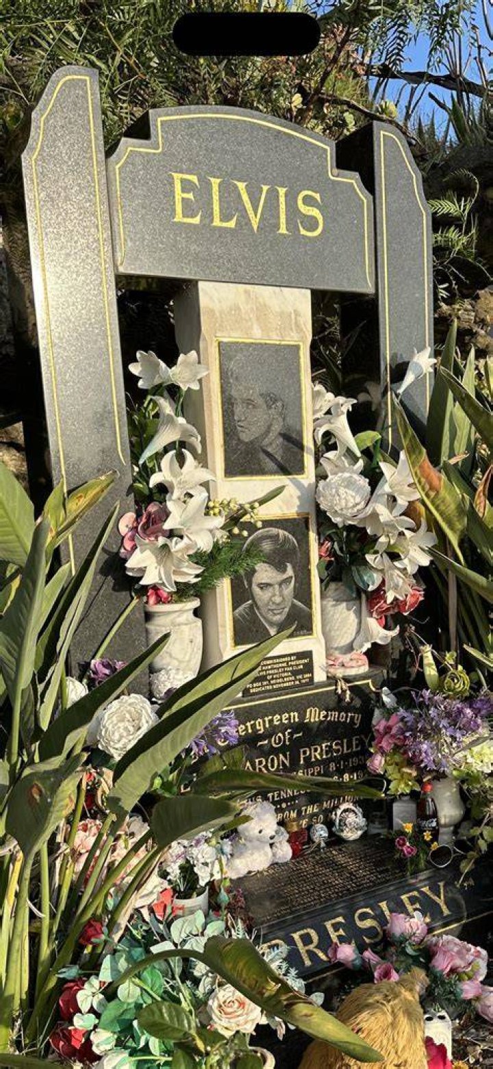A Guide To Elvis' Grave