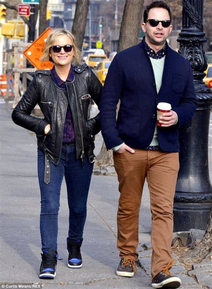 Amy Poehler and boyfriend Nick Kroll dress conversely on romantic