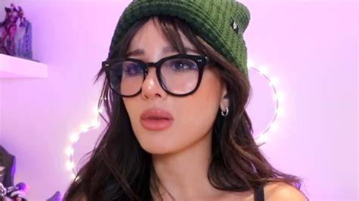 Cò an nighean SSSniperWolf? Celebrity.fm 1 Rionnagan Oifigeil