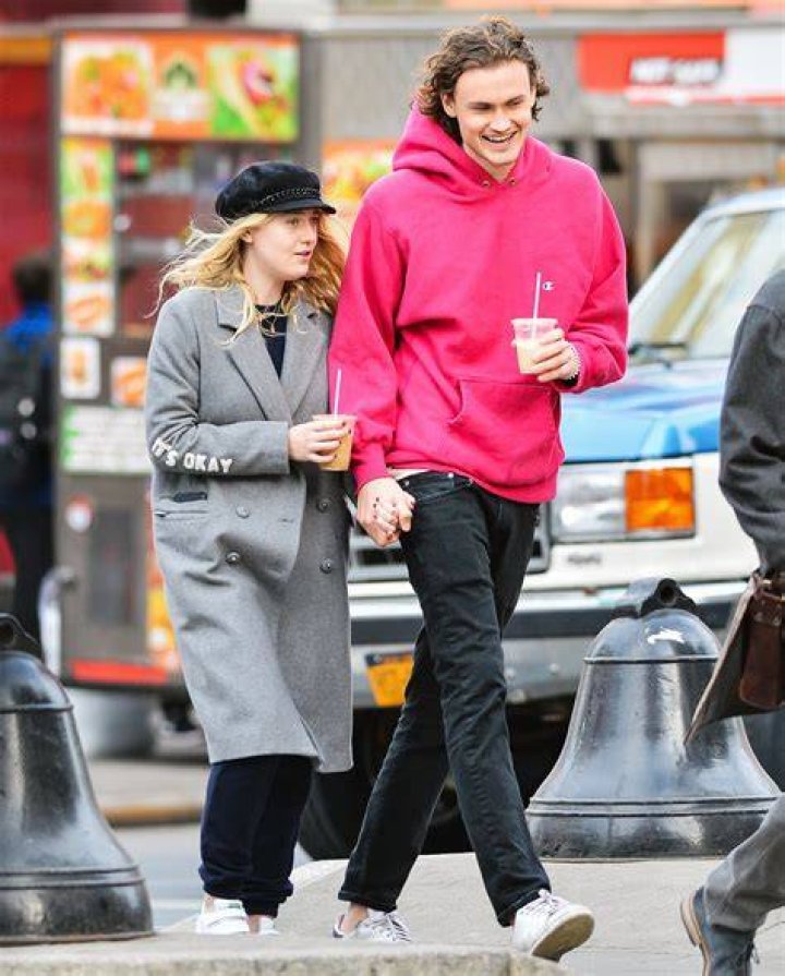 Dakota Fanning, 19, Holds Hands With 32YearOld Boyfriend Jamie