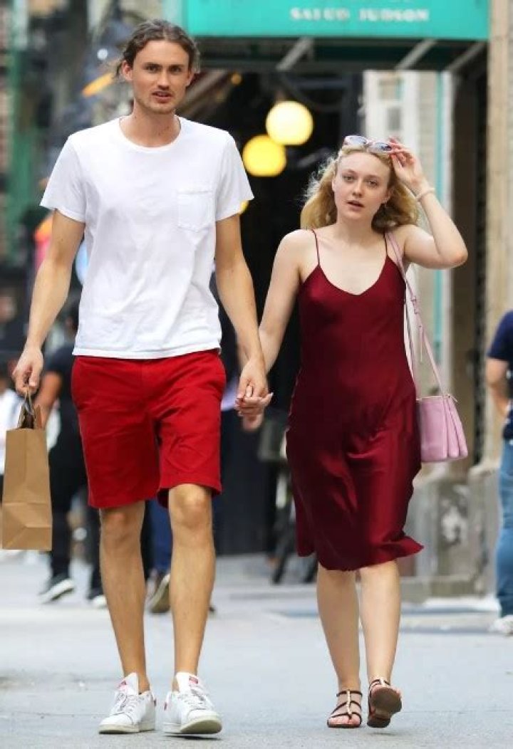 Dakota Fanning Husbandis She Married? Relationship Timeline