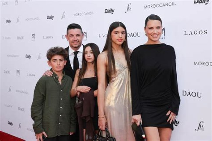 Familia Adriana Lima hermanos, padres, hijos, marido Maternidad y todo
