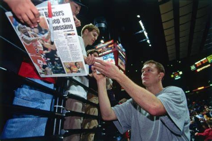 Fans say Luc Longley was mediocre, Longley agrees
