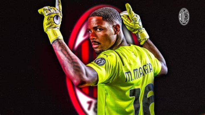 Gallery Mike Maignan unveiled as a new Milan player his first day at
