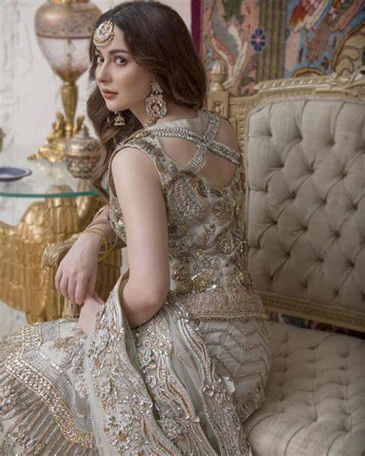 Hania Amir Looks Magnificent In Latest Shoot Reviewit.pk