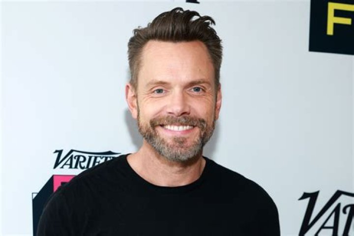 Joel McHale's Wife, Sarah Williams 5 Fast Facts