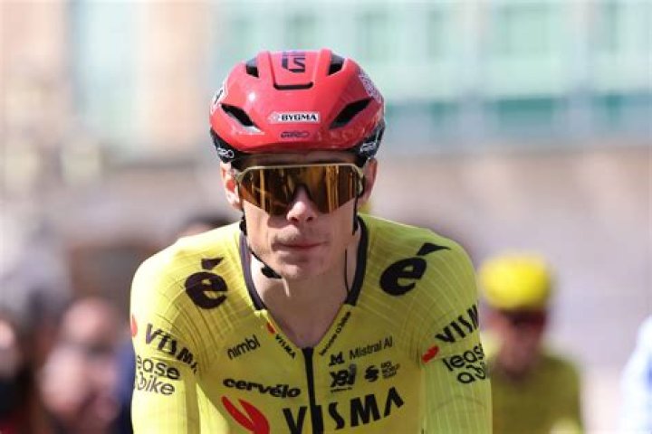 Jonas Vingegaard extends JumboVisma stay to 2027 by signing threeyear