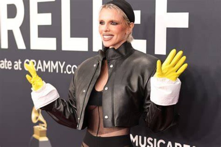 Julia Fox’s Gloves Are the Most Seductive Part of Her Look Vogue