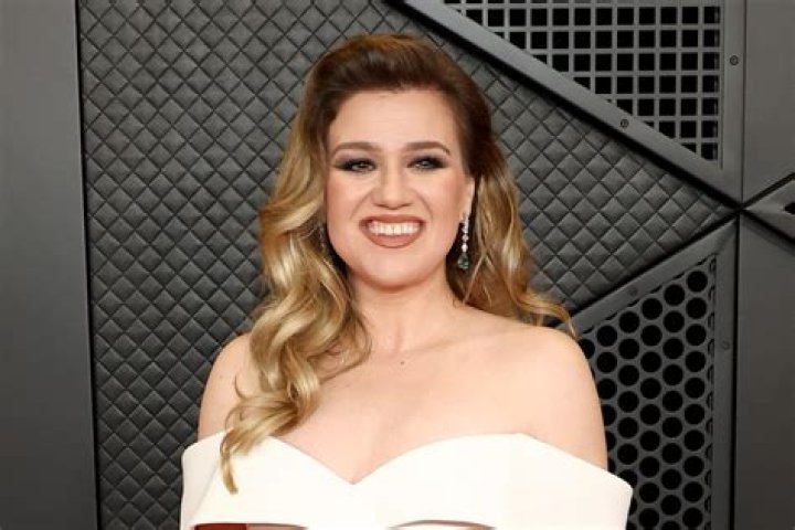 Kelly Clarkson Announces PostDivorce Album 'Chemistry' Us Weekly