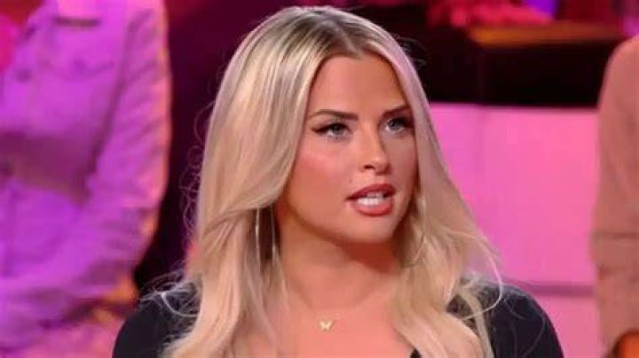 Kelly Vedovelli sublime in an ultrasexy bodysuit users react