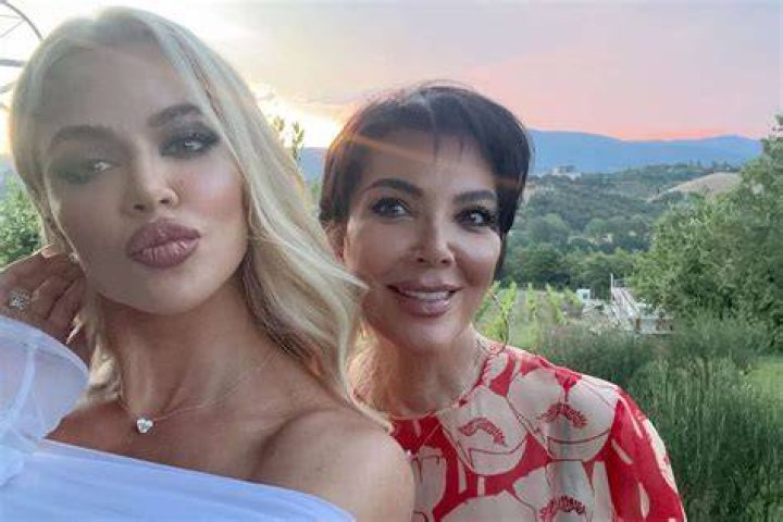 Khloé Kardashian Poses with Mom Kris Jenner During Italy Vacation 'Me