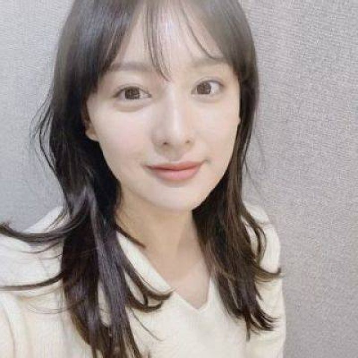 Kim Ji Won Bio, Family, Profession, Marriage, Net Worth, Measurements