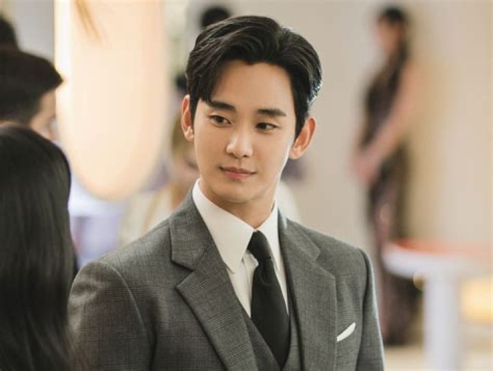Picture of Kim Soo Hyun and His Mother Surfaces Soompi