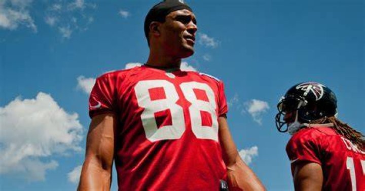Son talked Tony Gonzalez out of retirement