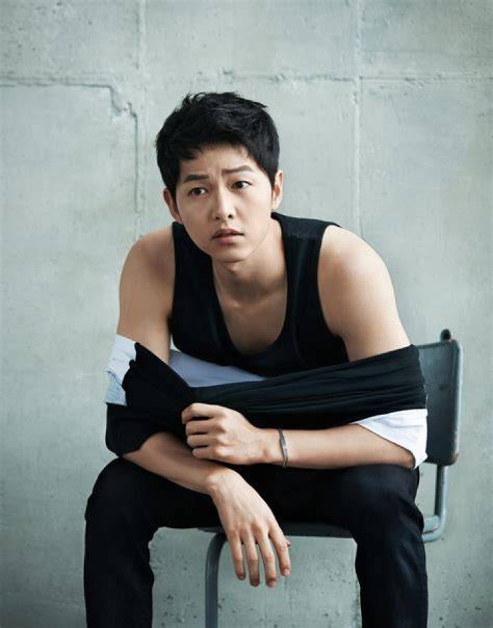 Song Joong Ki tries to protect Katy during 1st public appearance after